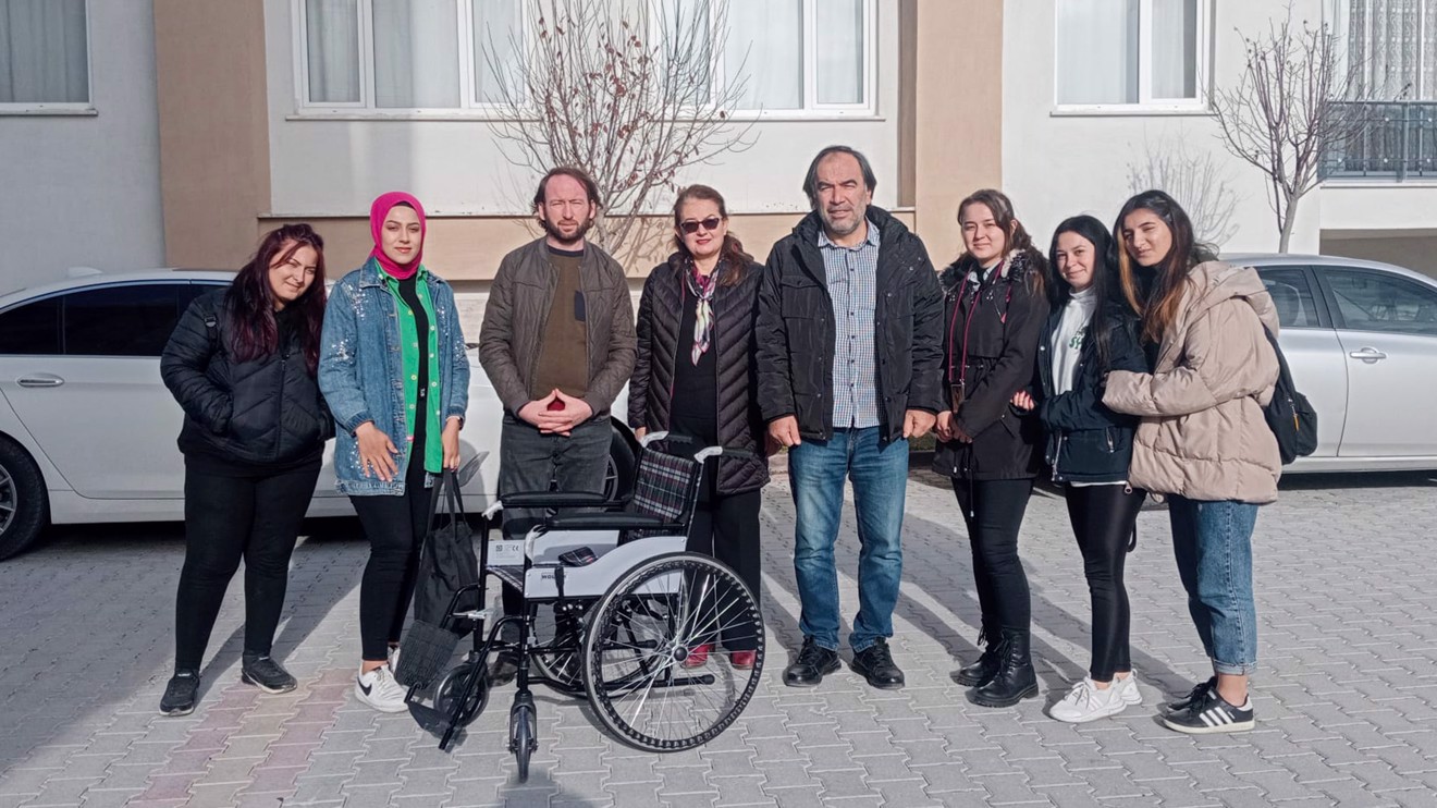 Selçuk Üniversitesi öğrencilerinden mavi kapak kampanyasına bir destek daha geldi